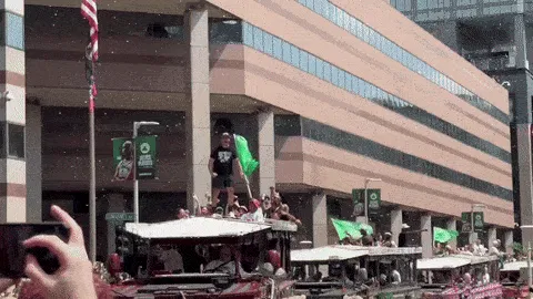 马约拉在鸭船上施展瞬间消失咒 然后下车与粉丝互动